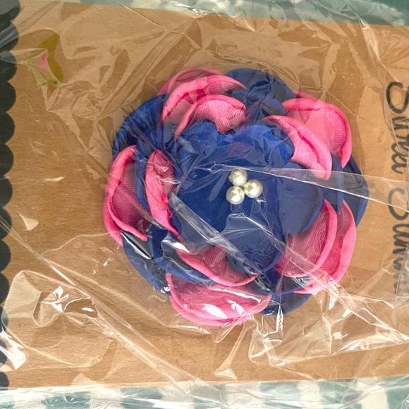 Small Pearl Pink & Blue Brooch Flower Shaped Pin - Picture 4 of 4